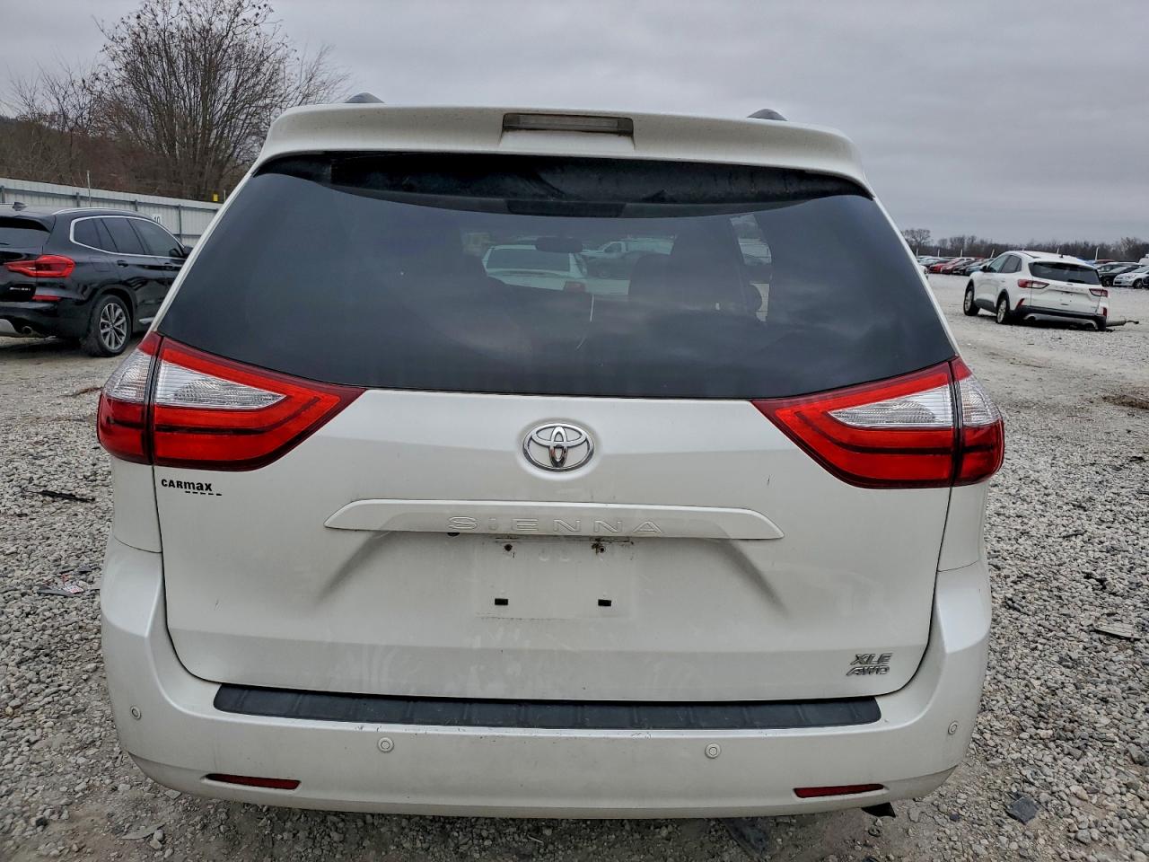 2016 TOYOTA SIENNA XLE photo 16