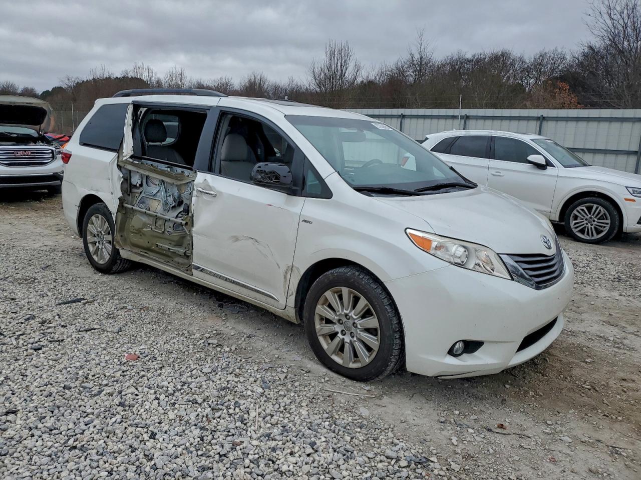 2016 TOYOTA SIENNA XLE photo 10