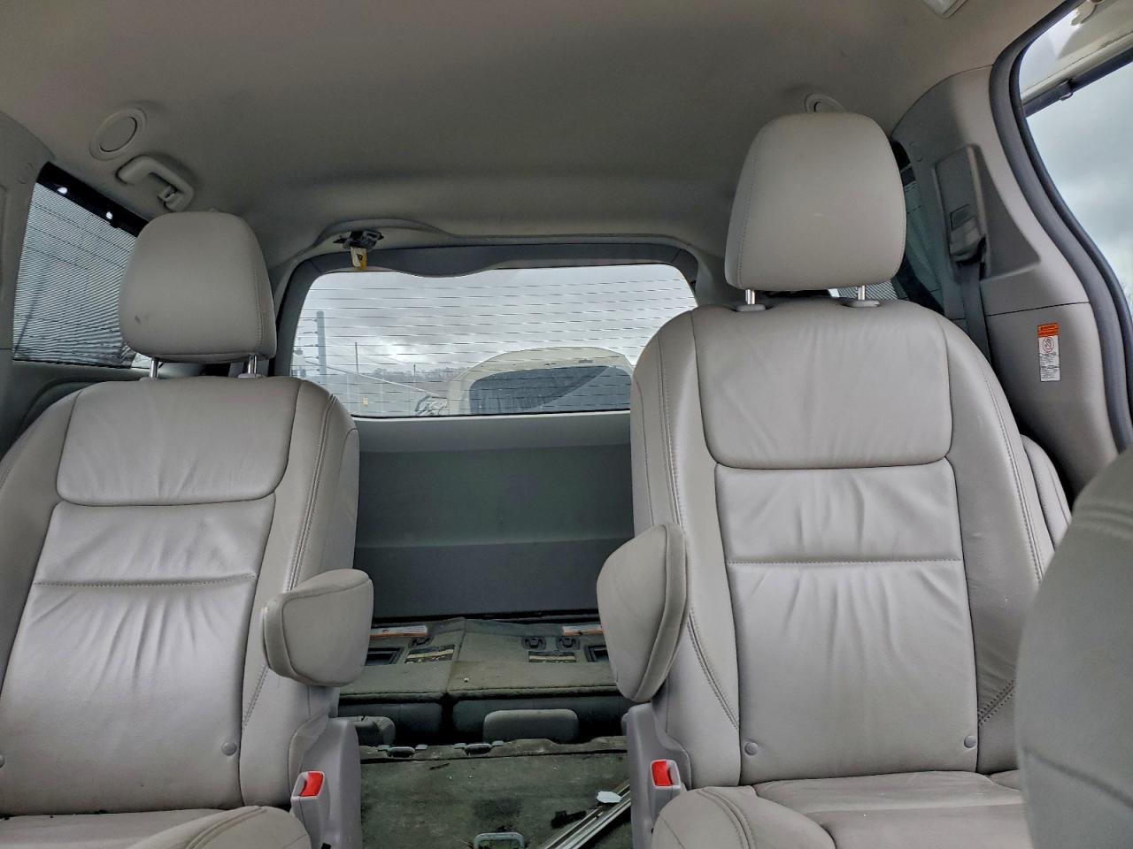 2016 TOYOTA SIENNA XLE photo 28