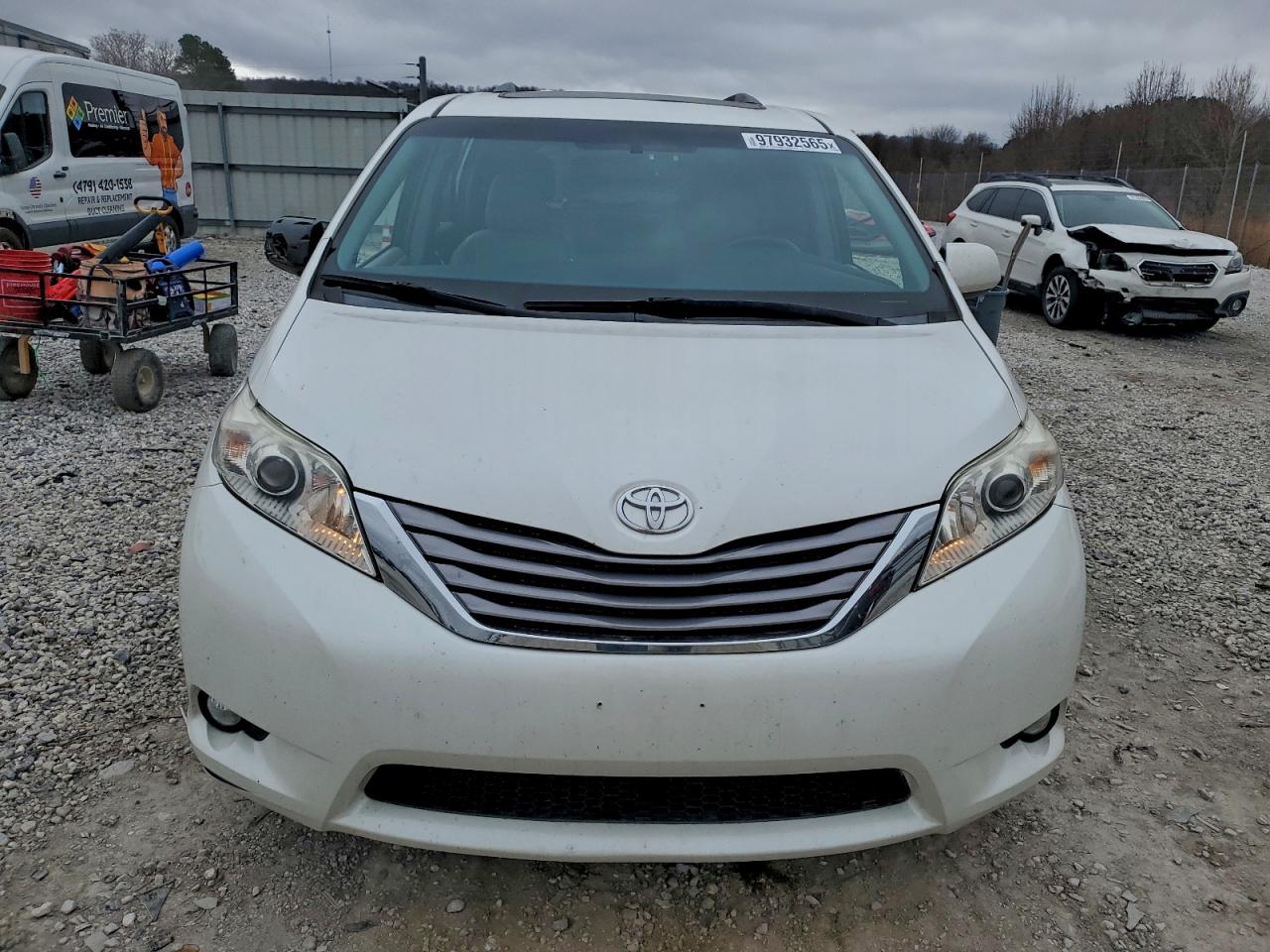 2016 TOYOTA SIENNA XLE photo 13