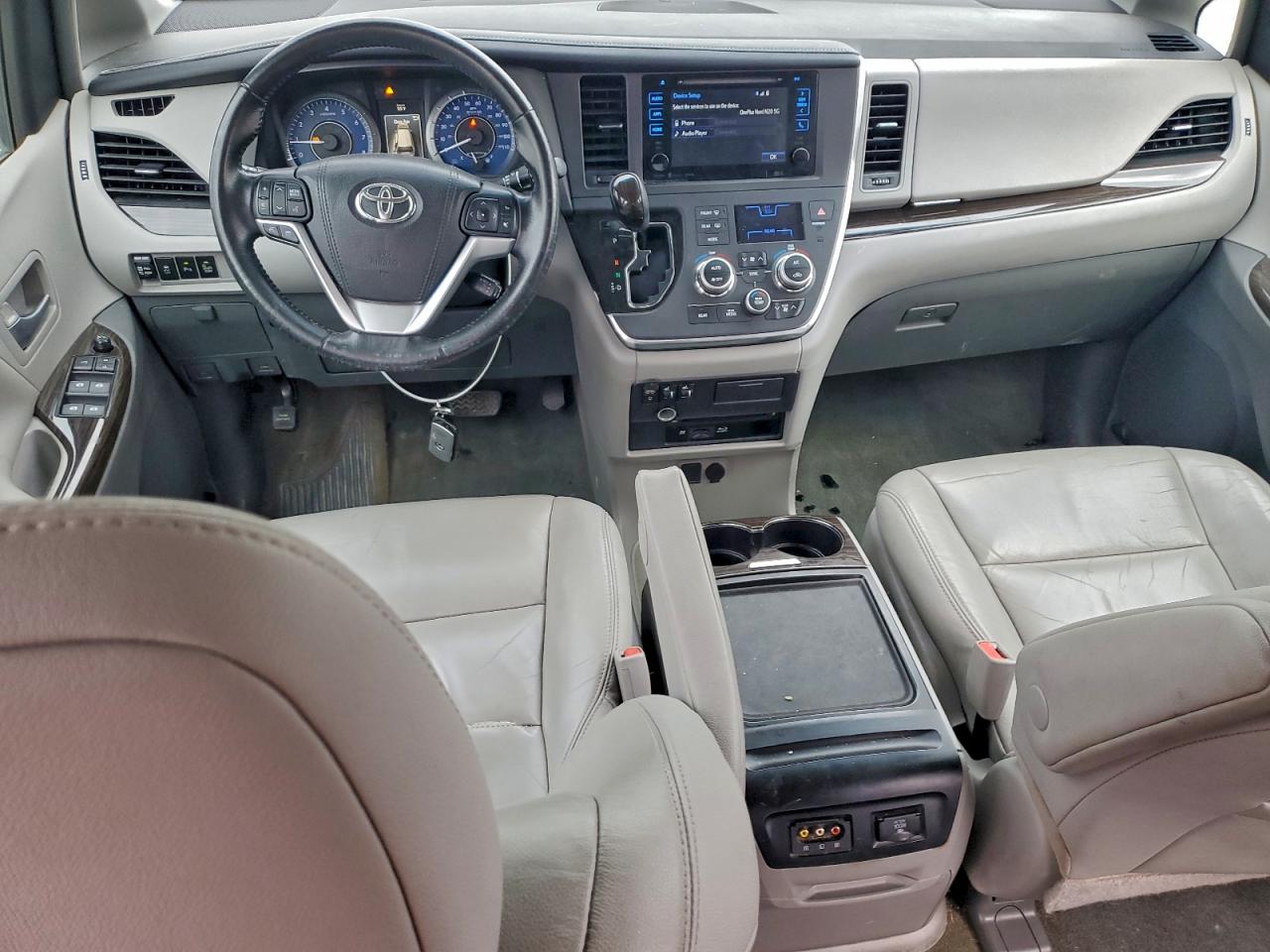 2016 TOYOTA SIENNA XLE photo 22