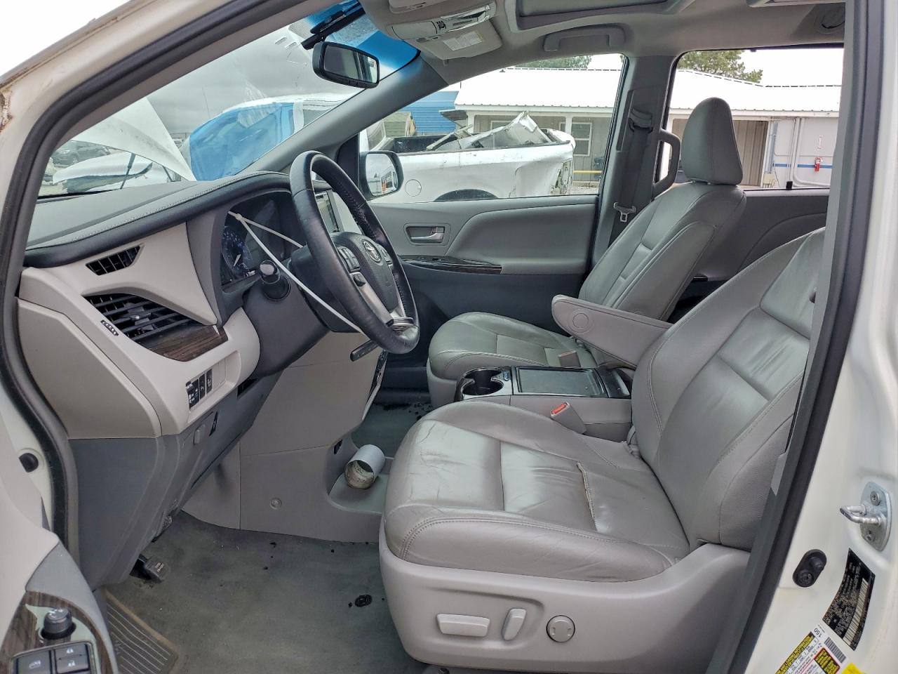 2016 TOYOTA SIENNA XLE photo 19