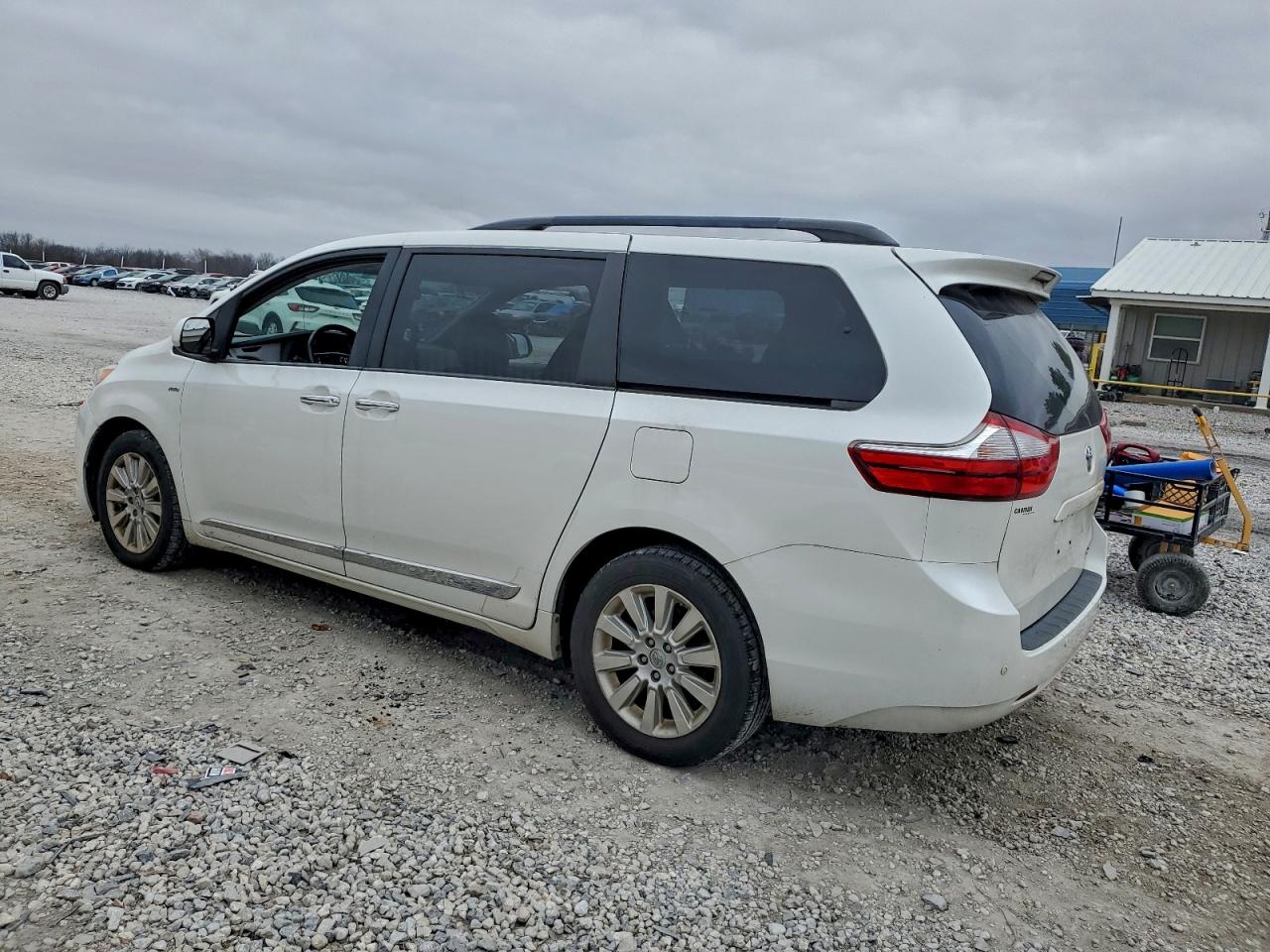 2016 TOYOTA SIENNA XLE photo 4