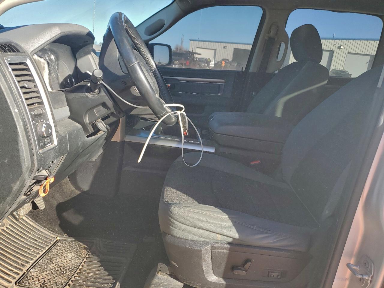 2015 RAM 1500 SLT photo 13