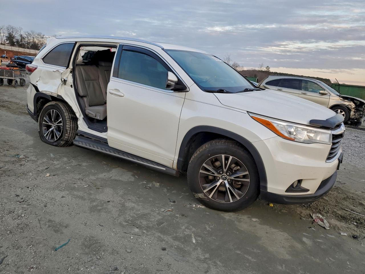 2016 TOYOTA HIGHLANDER XLE photo 4