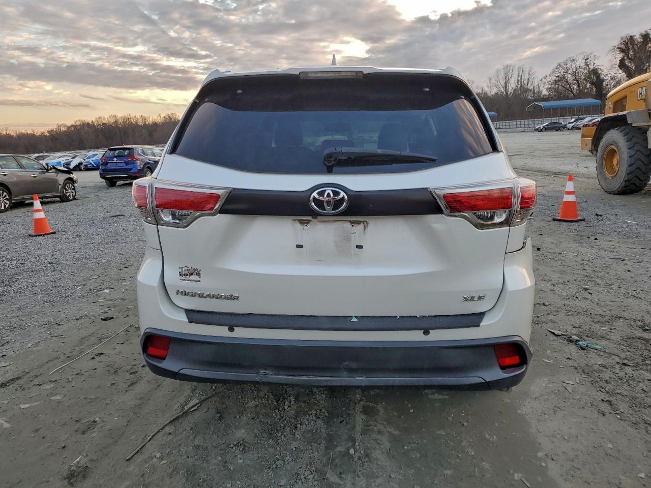 2016 TOYOTA HIGHLANDER XLE photo 6