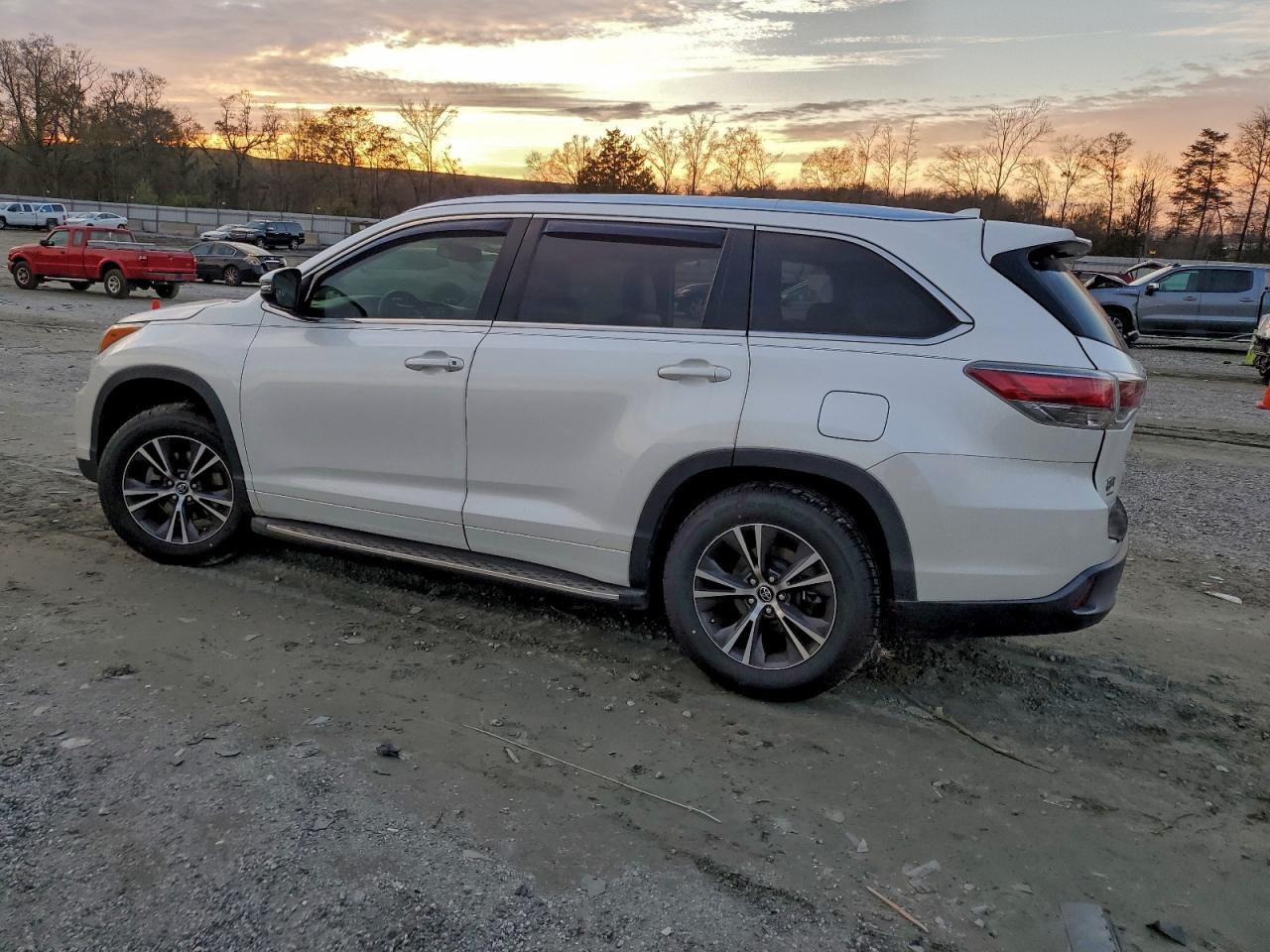 2016 TOYOTA HIGHLANDER XLE photo 2