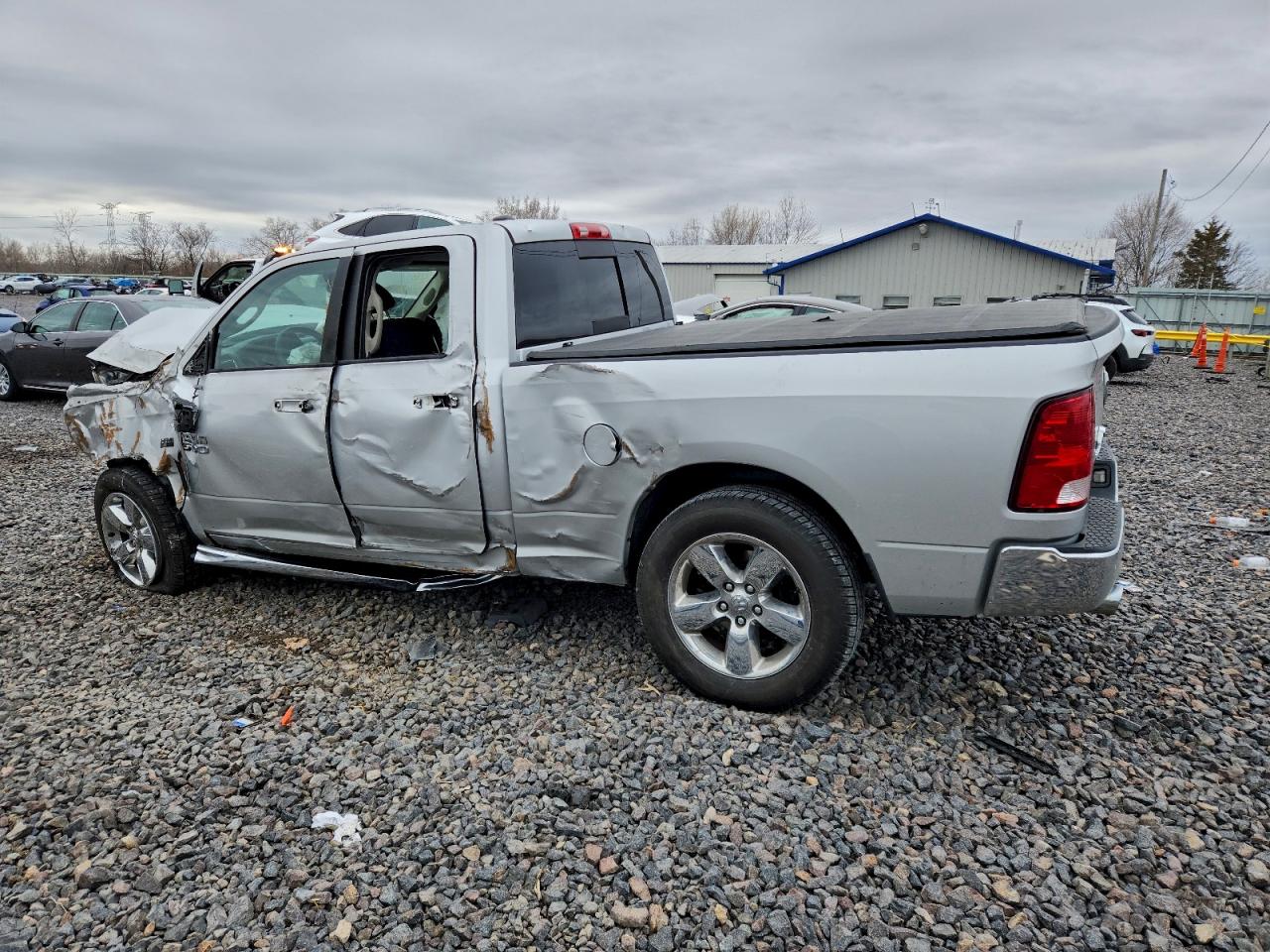 2015 RAM 1500 SLT photo 3