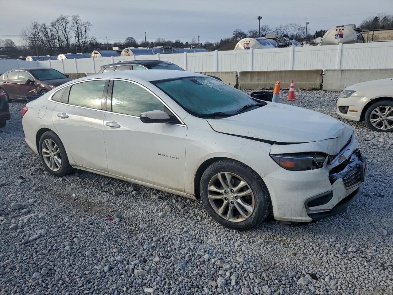2017 CHEVROLET MALIBU LT photo 4