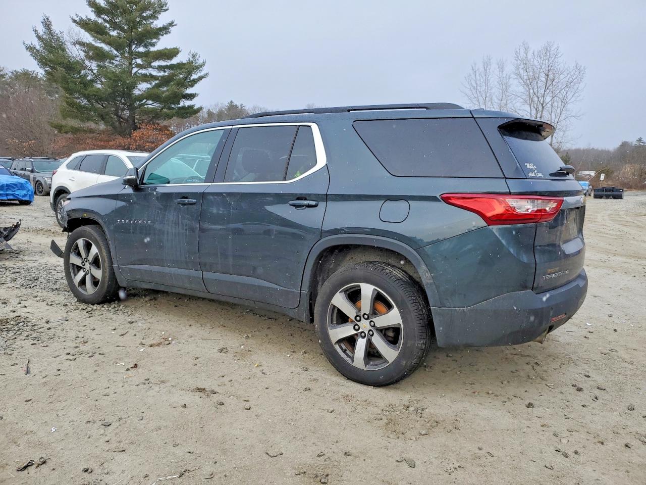 2019 CHEVROLET TRAVERSE LT photo 2