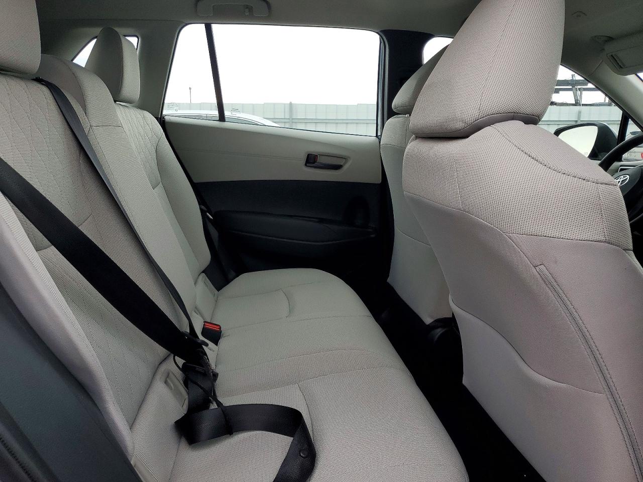 2025 TOYOTA COROLLA CROSS L photo 11
