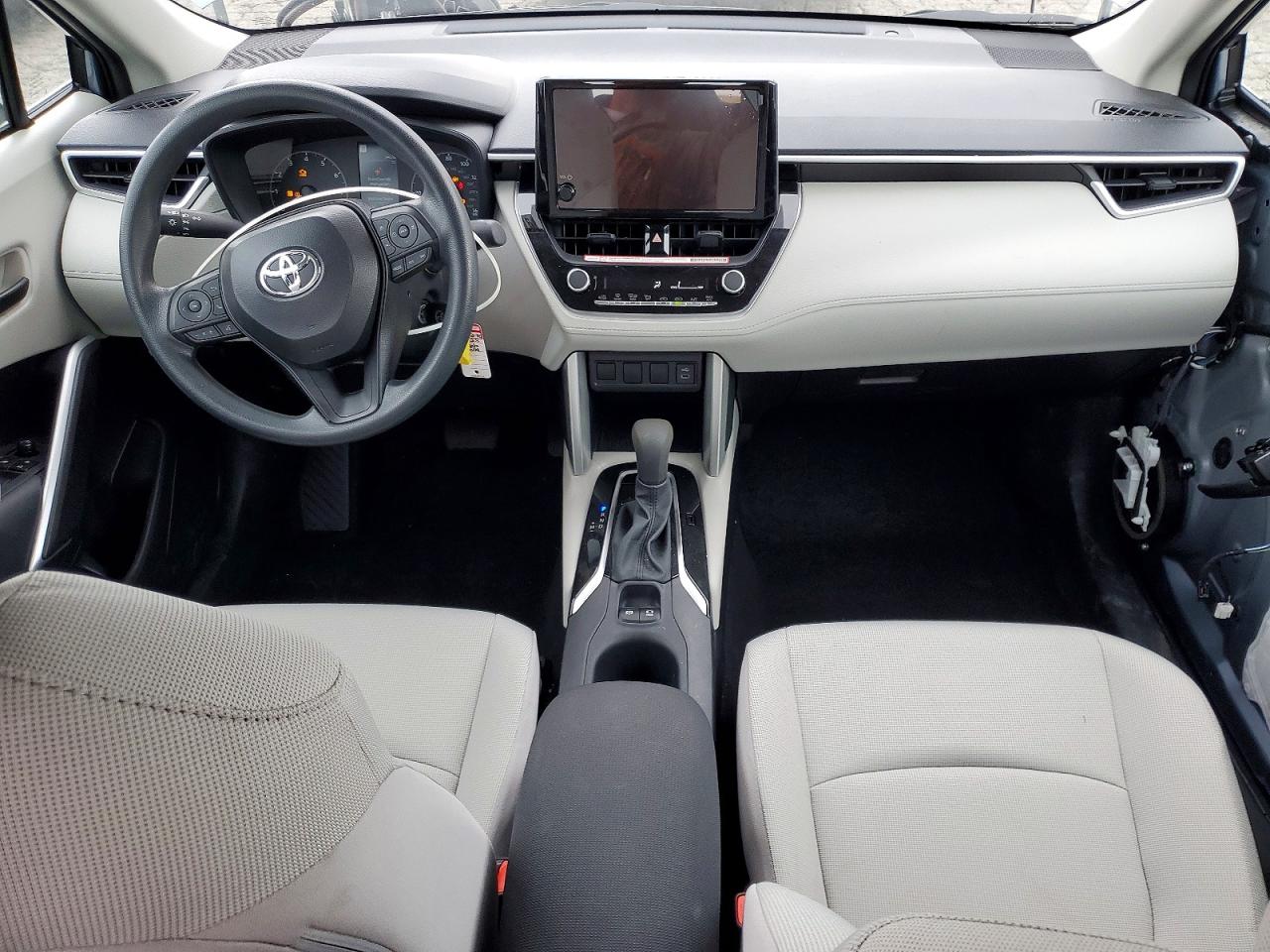 2025 TOYOTA COROLLA CROSS L photo 8