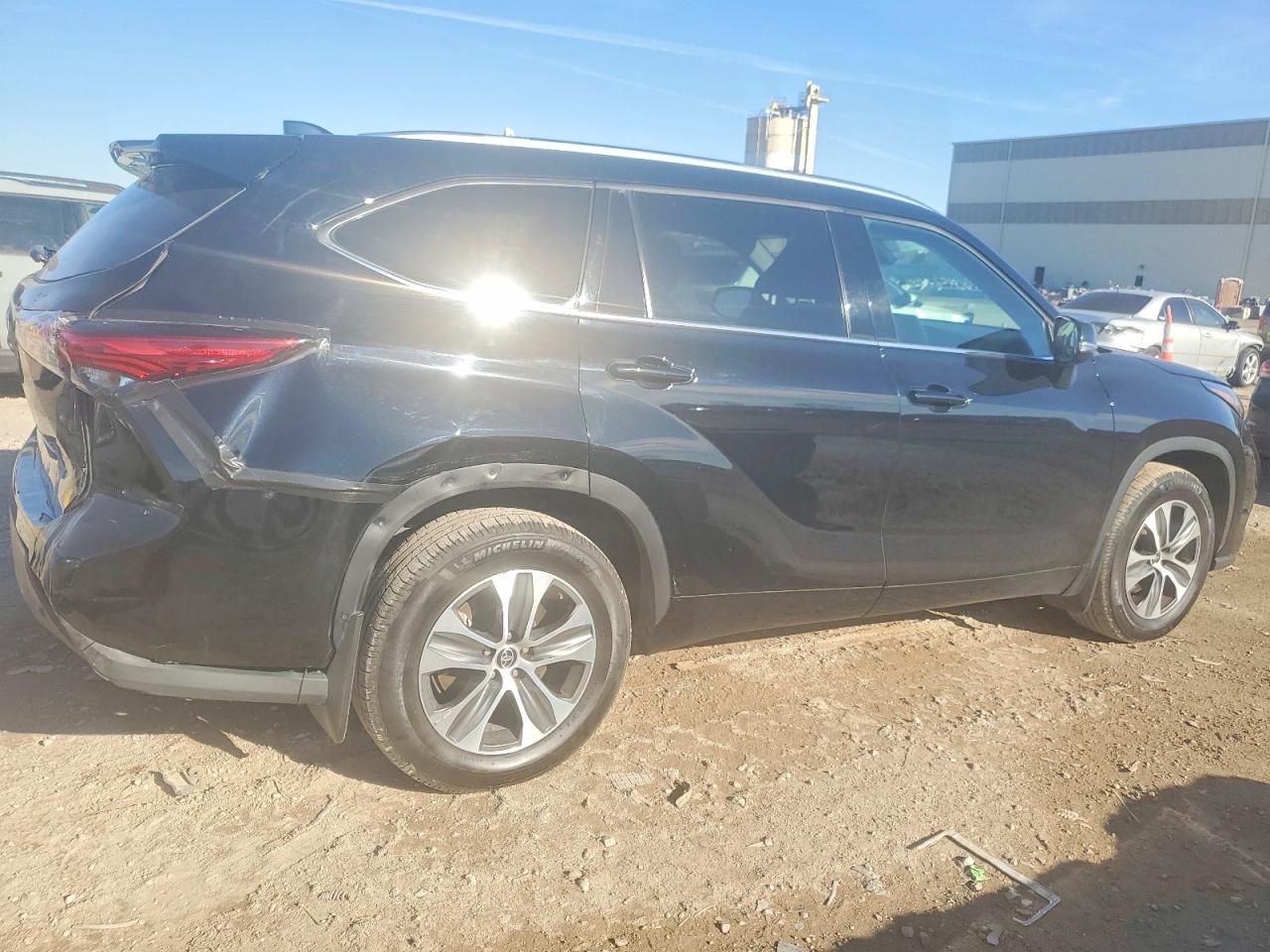 2021 TOYOTA HIGHLANDER XLE photo 5