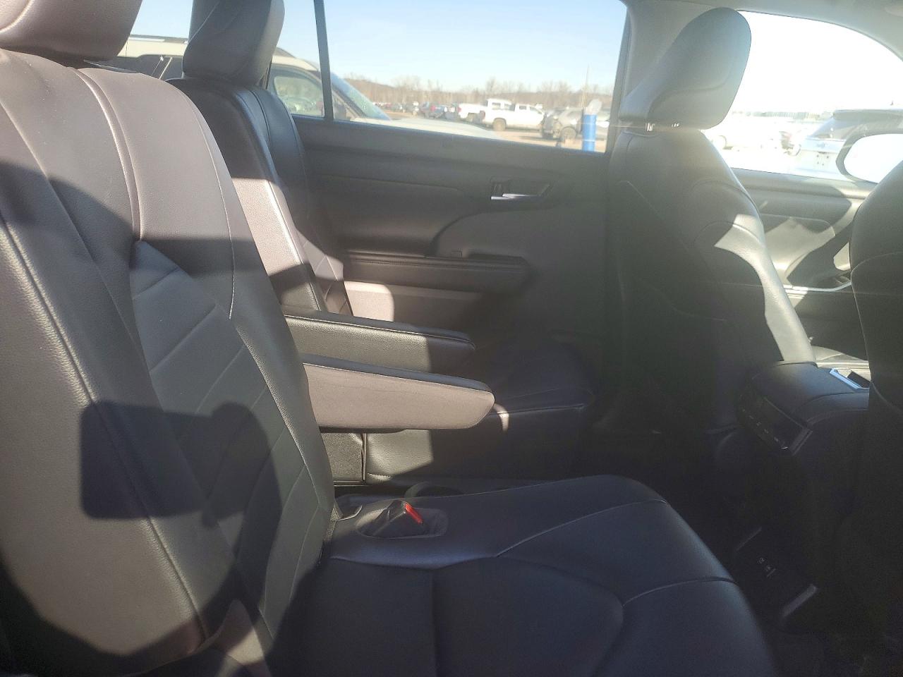 2021 TOYOTA HIGHLANDER XLE photo 21