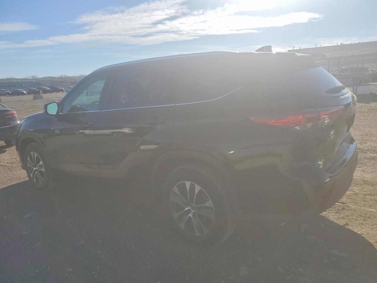 2021 TOYOTA HIGHLANDER XLE photo 3