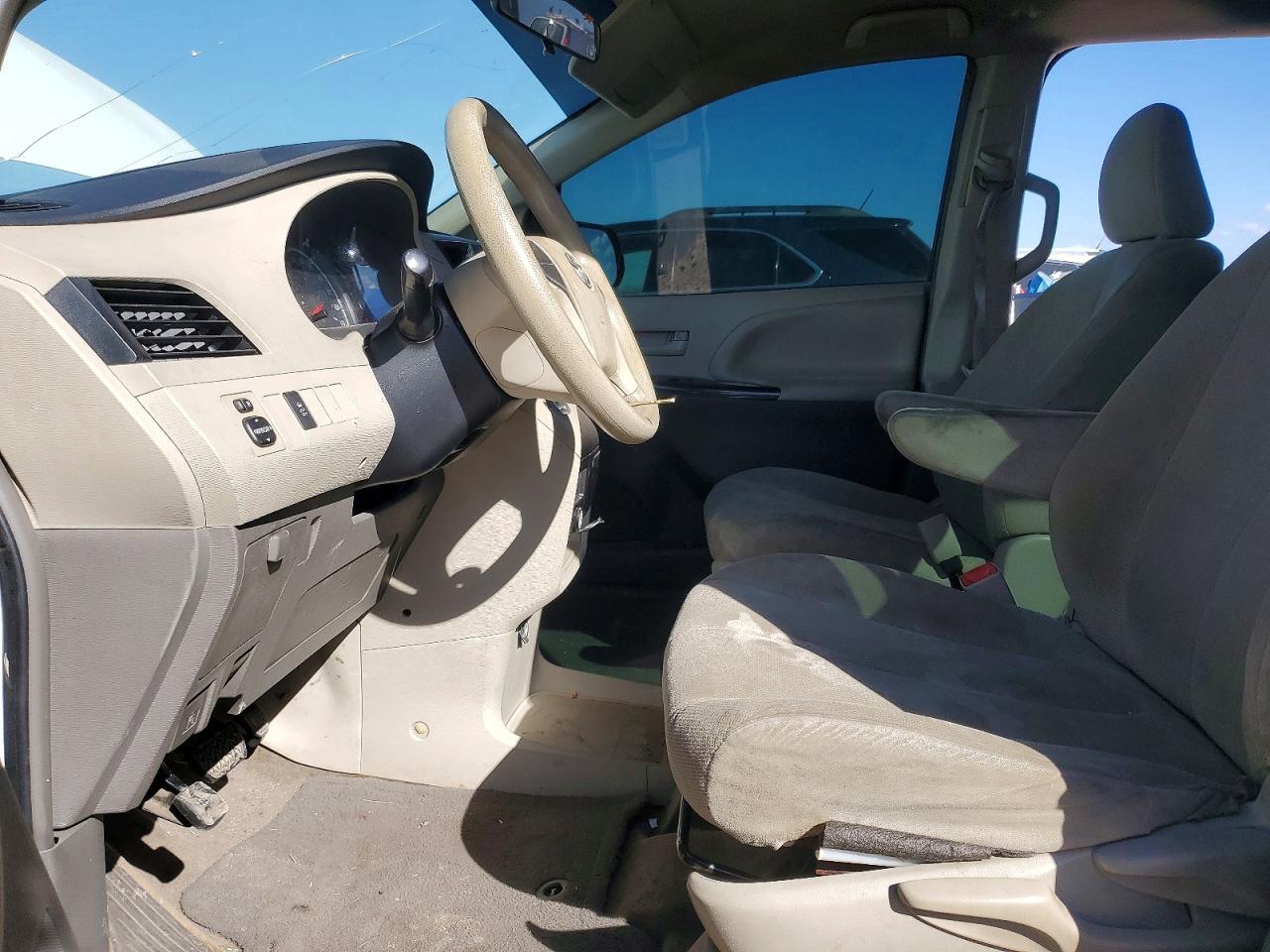 2013 TOYOTA SIENNA photo 7