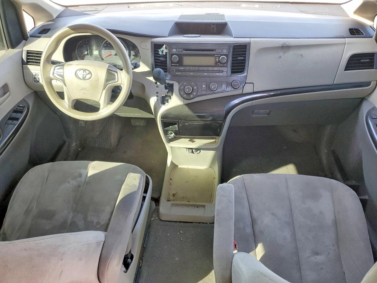 2013 TOYOTA SIENNA photo 8