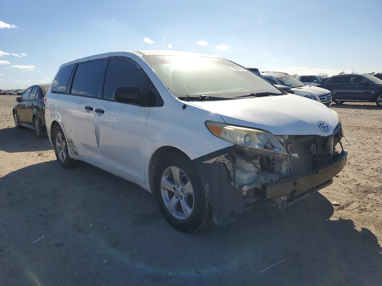 2013 TOYOTA SIENNA photo 4