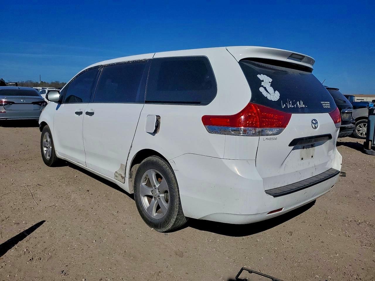 2013 TOYOTA SIENNA photo 2