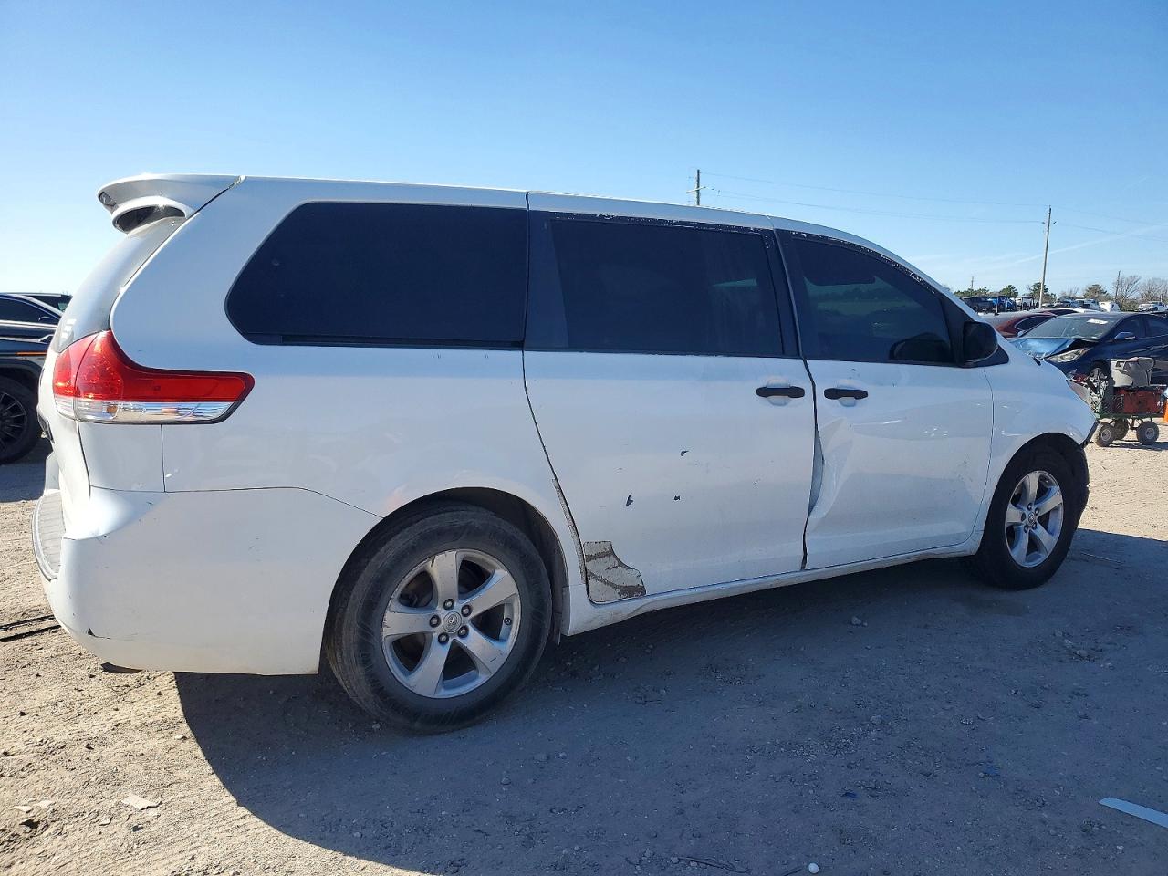 2013 TOYOTA SIENNA photo 3