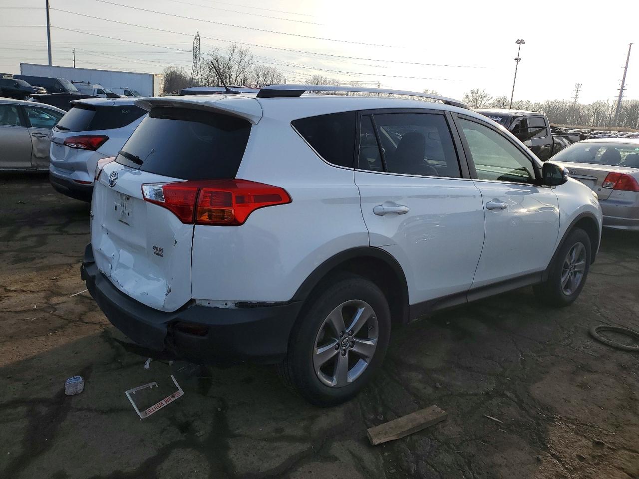 2015 TOYOTA RAV4 XLE photo 3