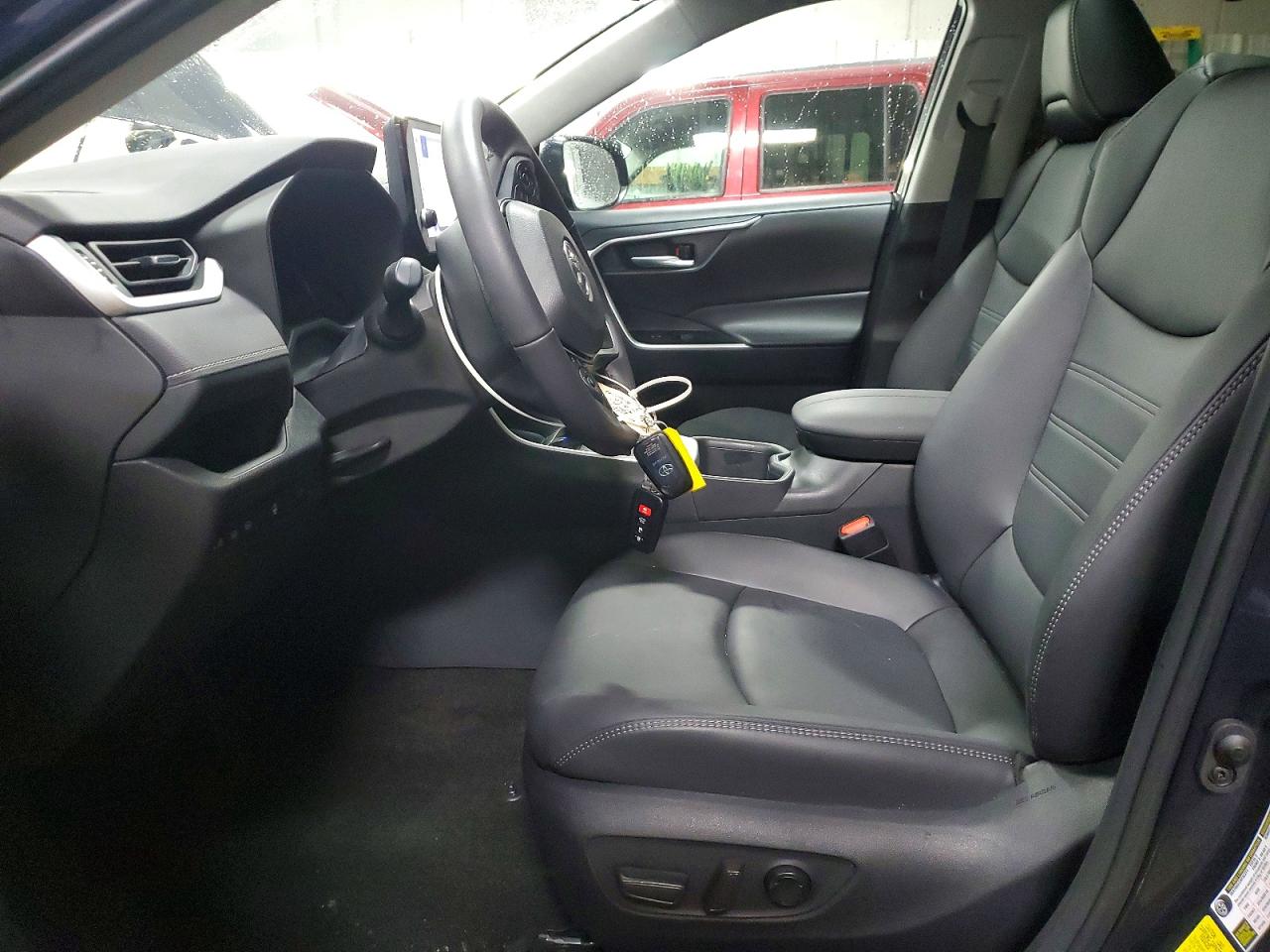2025 TOYOTA RAV4 XLE PREMIUM photo 13