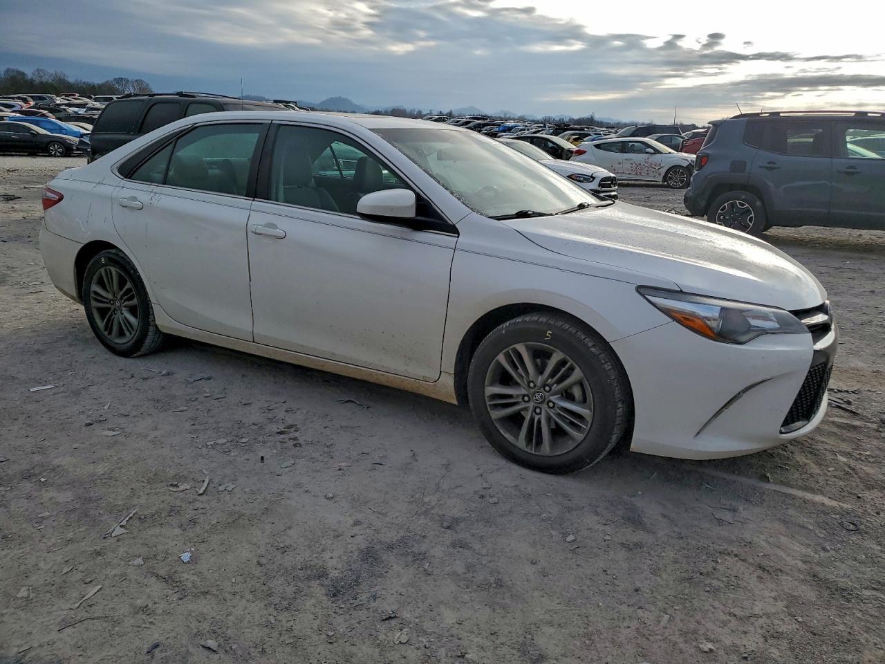 2016 TOYOTA CAMRY LE photo 4