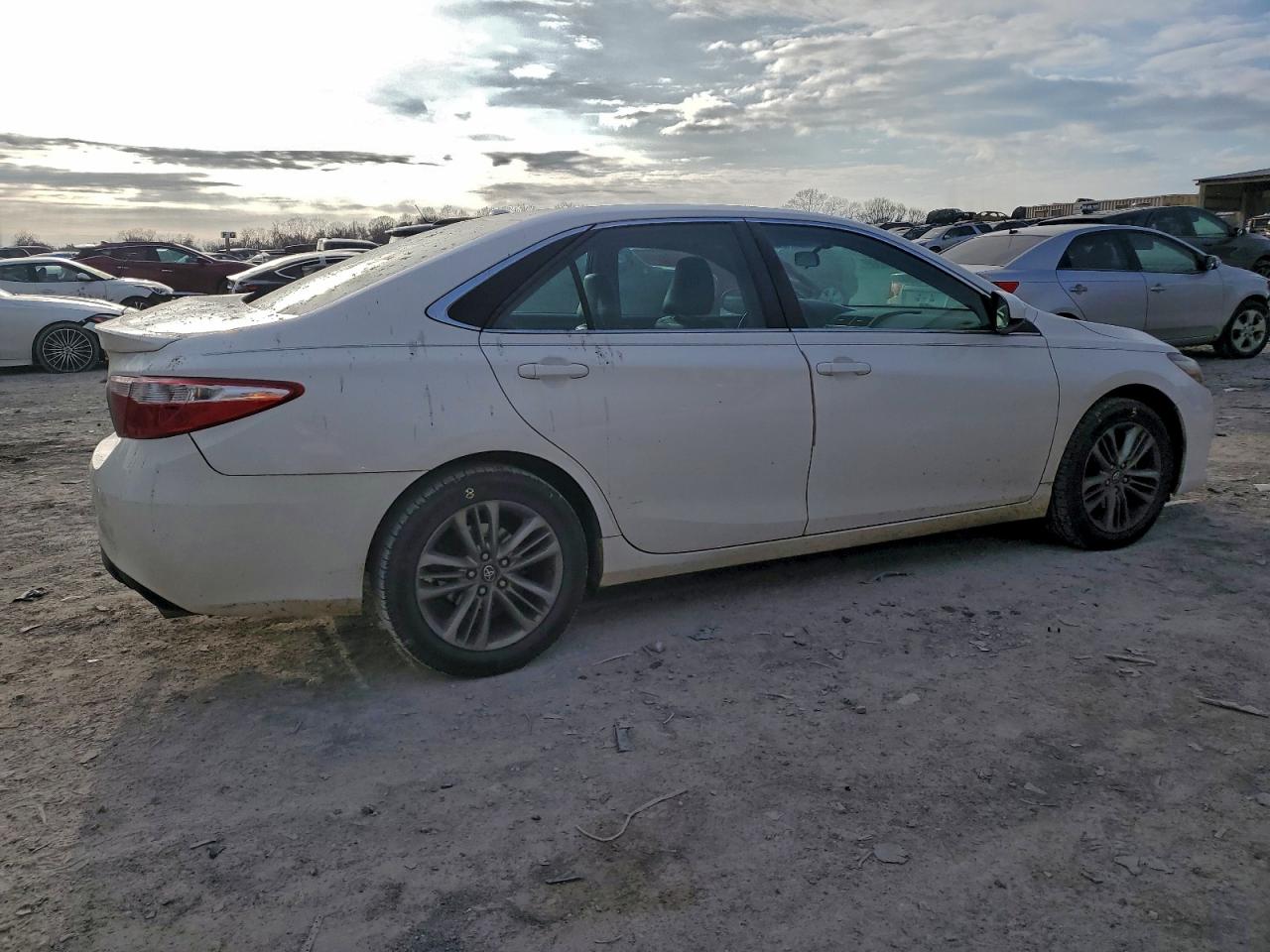 2016 TOYOTA CAMRY LE photo 3
