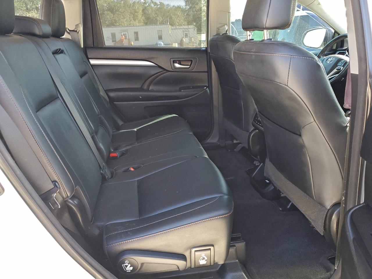 2017 TOYOTA HIGHLANDER SE photo 21