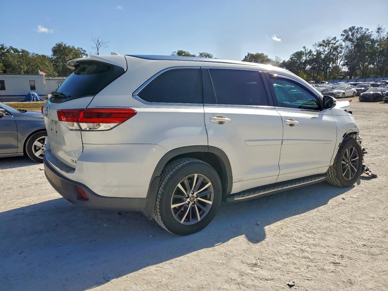 2017 TOYOTA HIGHLANDER SE photo 5