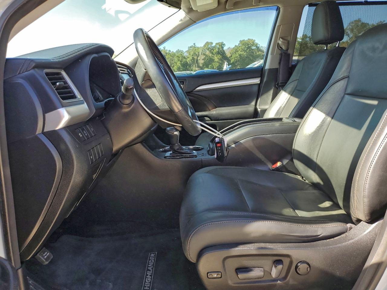 2017 TOYOTA HIGHLANDER SE photo 13