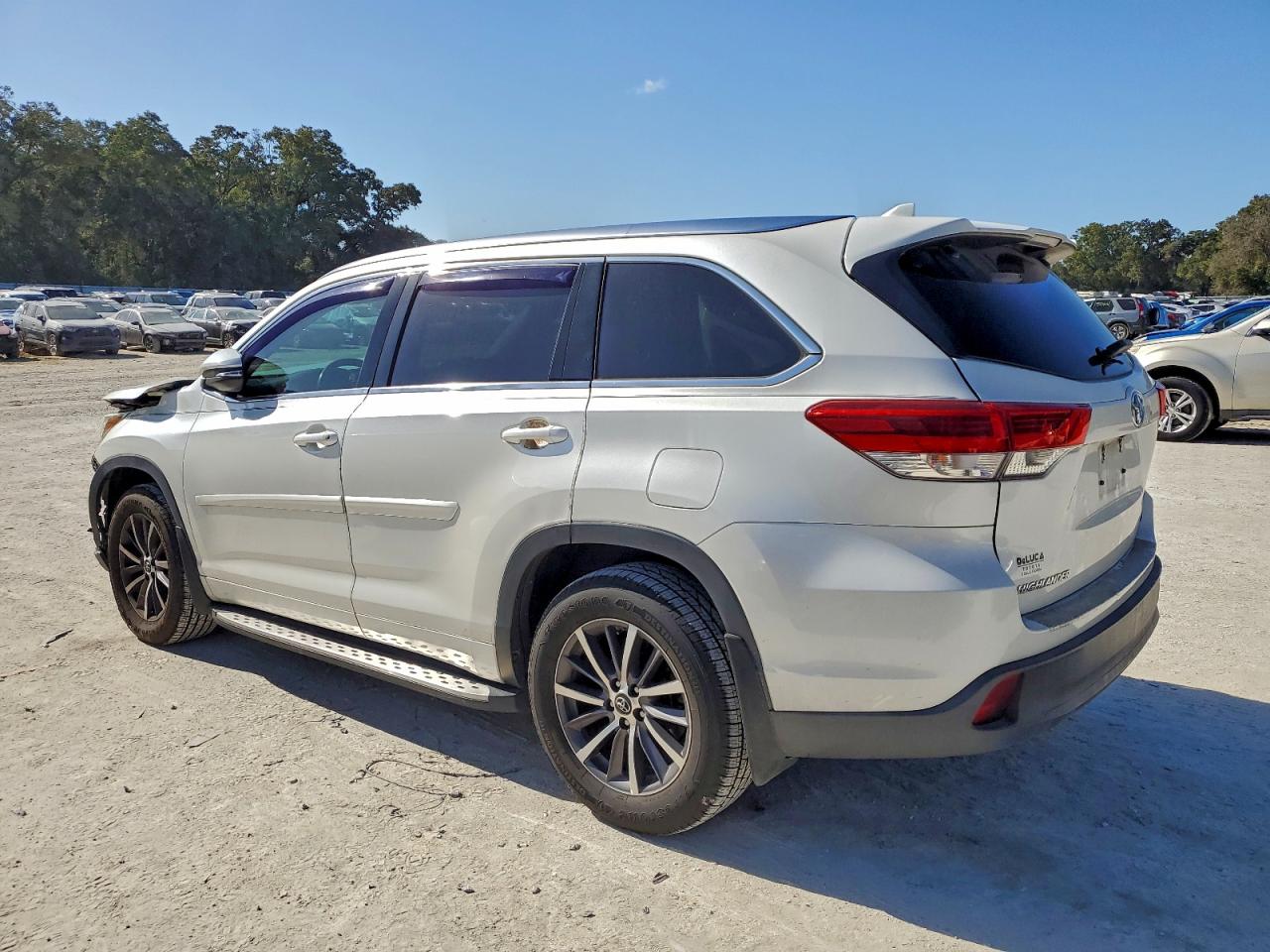 2017 TOYOTA HIGHLANDER SE photo 3