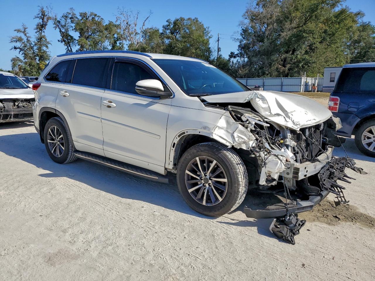 2017 TOYOTA HIGHLANDER SE photo 7