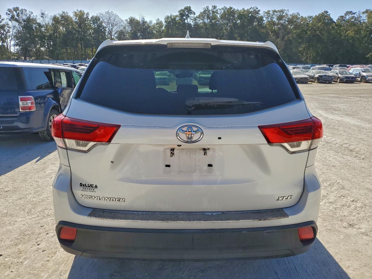 2017 TOYOTA HIGHLANDER SE photo 11