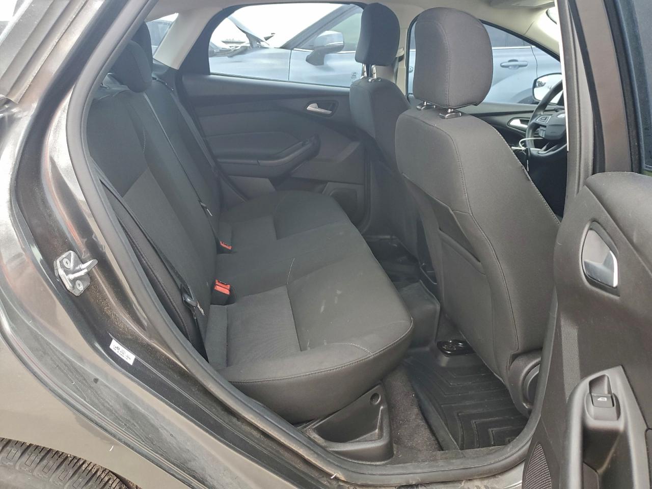 2017 FORD FOCUS SE photo 10