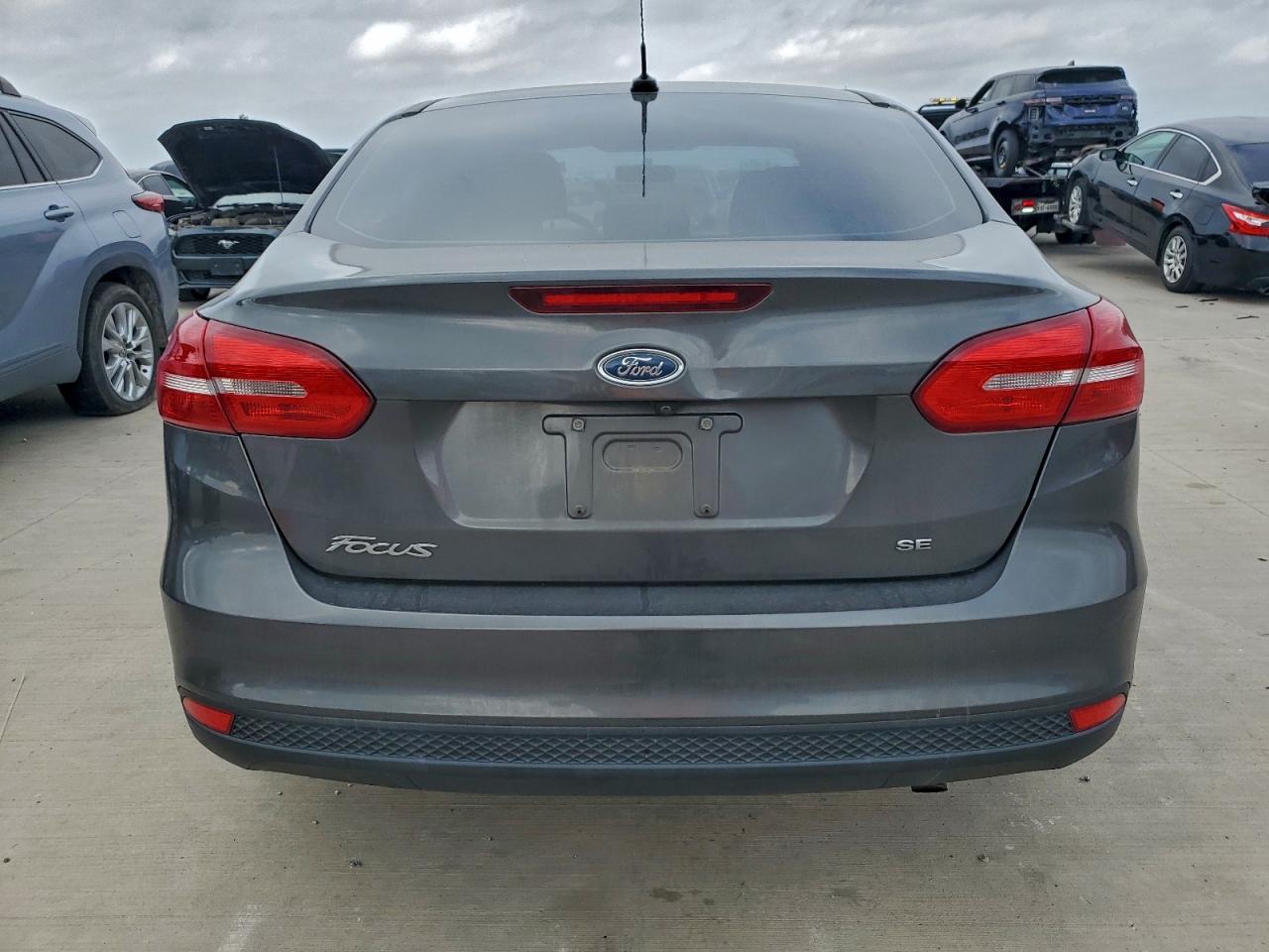 2017 FORD FOCUS SE photo 6