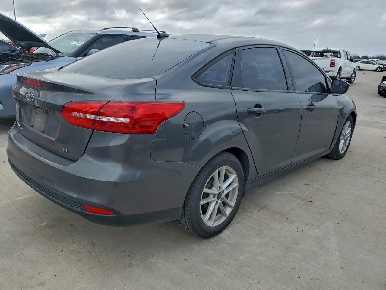 2017 FORD FOCUS SE photo 3