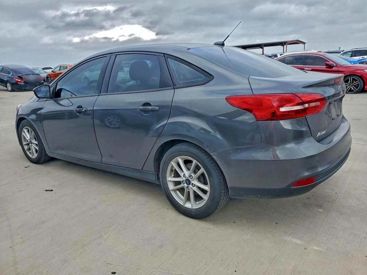 2017 FORD FOCUS SE photo 2