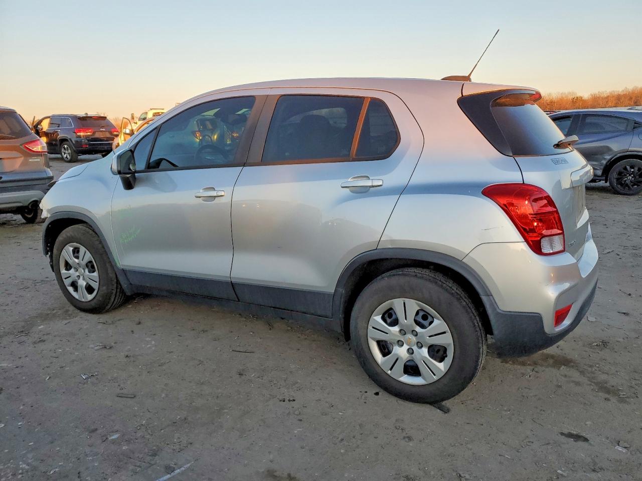 2018 CHEVROLET TRAX LS photo 4