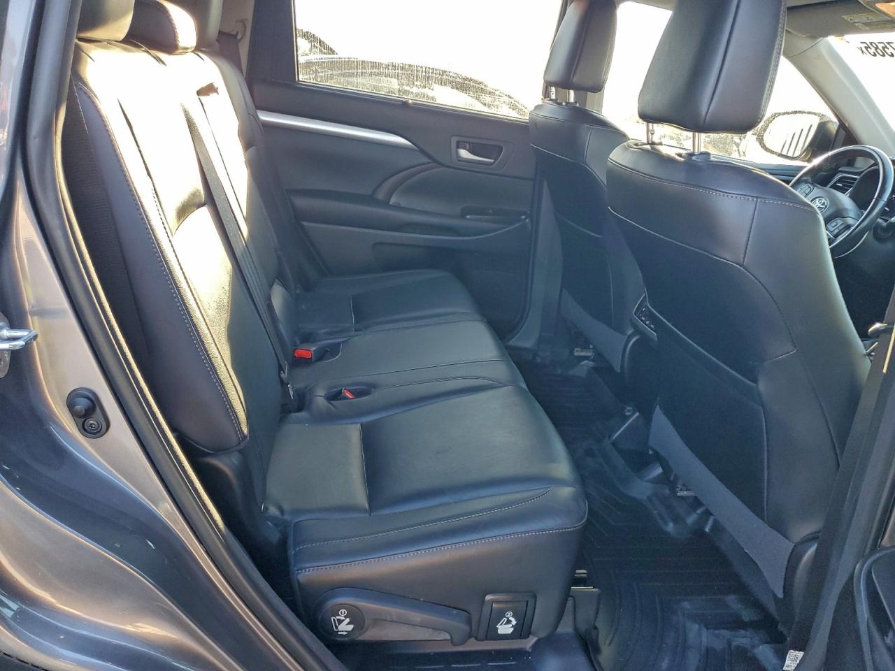 2017 TOYOTA HIGHLANDER SE photo 19