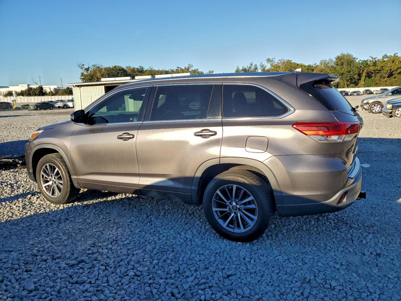 2017 TOYOTA HIGHLANDER SE photo 3