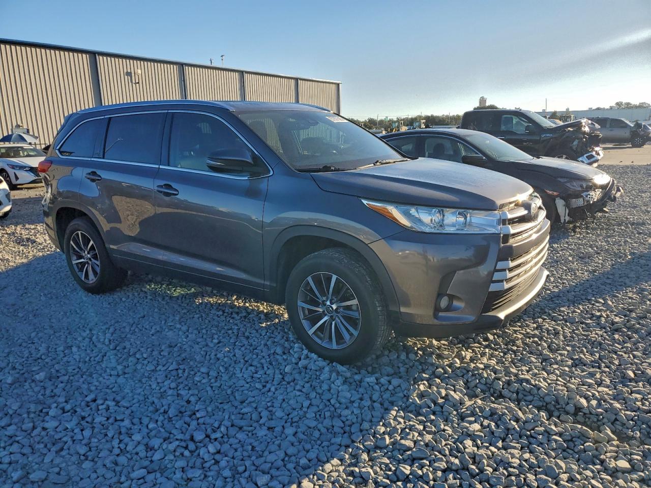 2017 TOYOTA HIGHLANDER SE photo 7