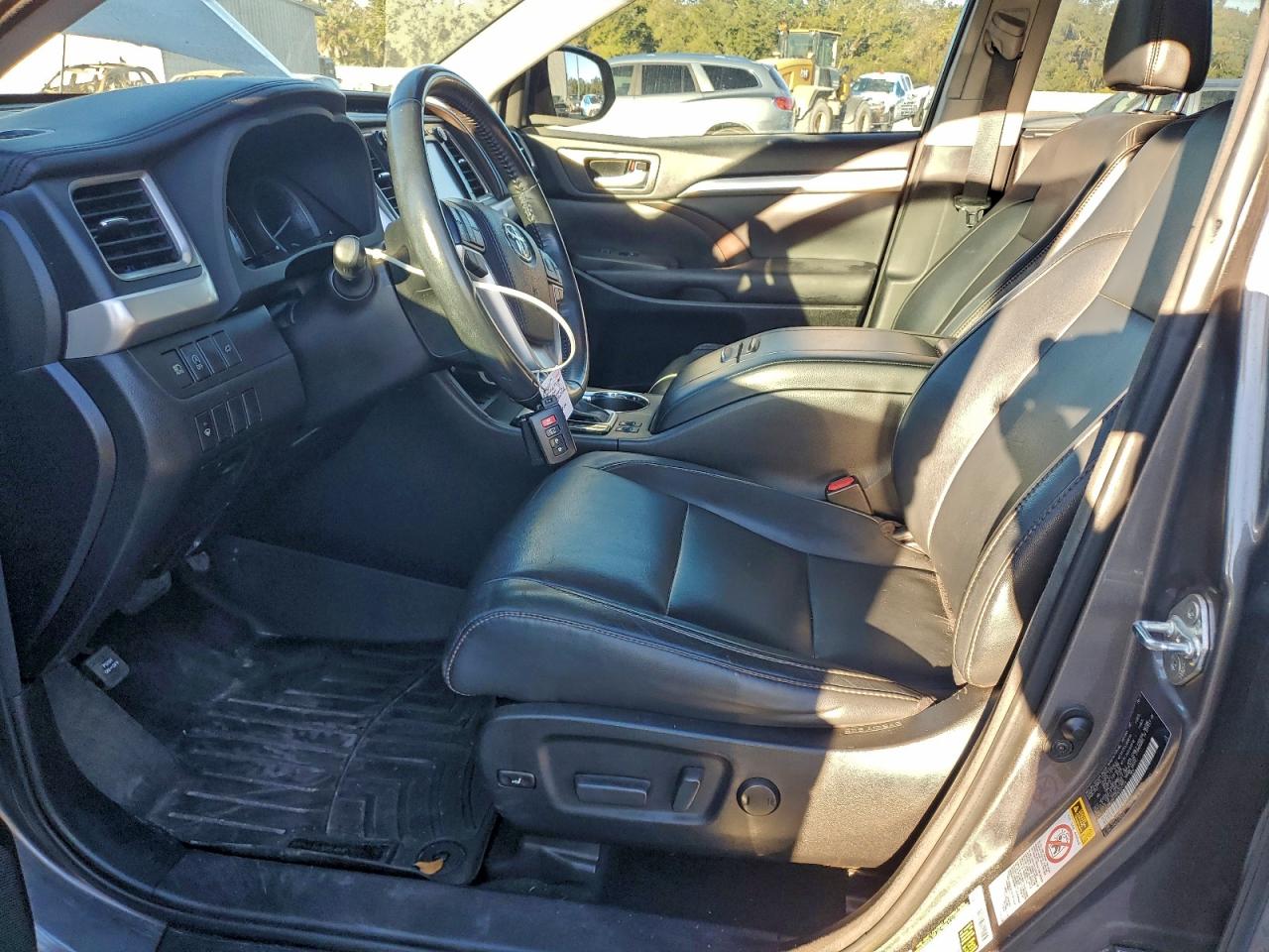 2017 TOYOTA HIGHLANDER SE photo 13