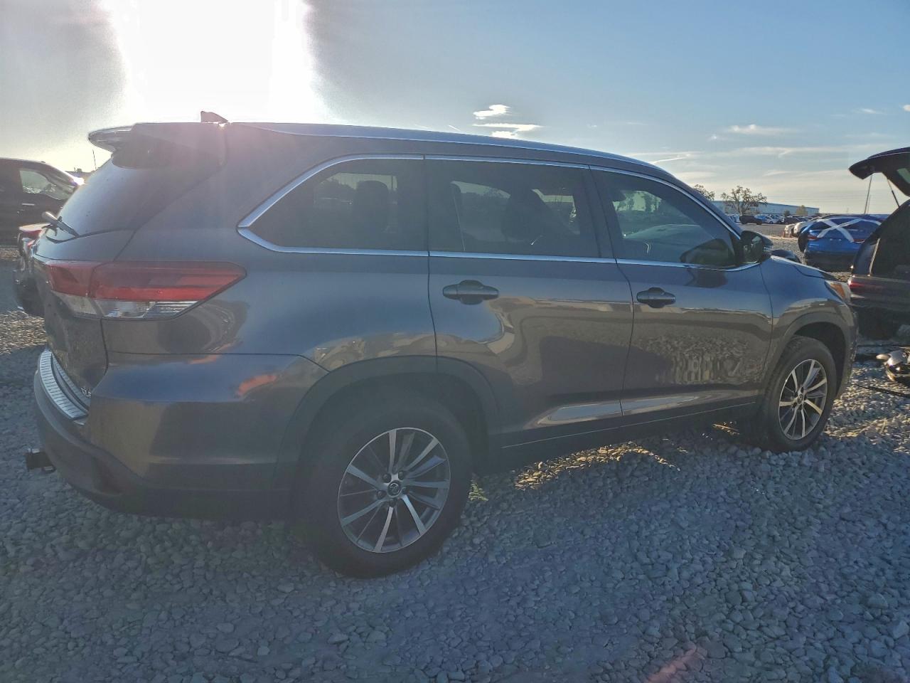 2017 TOYOTA HIGHLANDER SE photo 5
