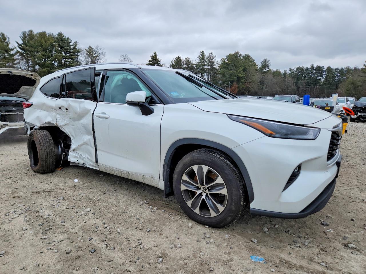 2022 TOYOTA HIGHLANDER XLE photo 7