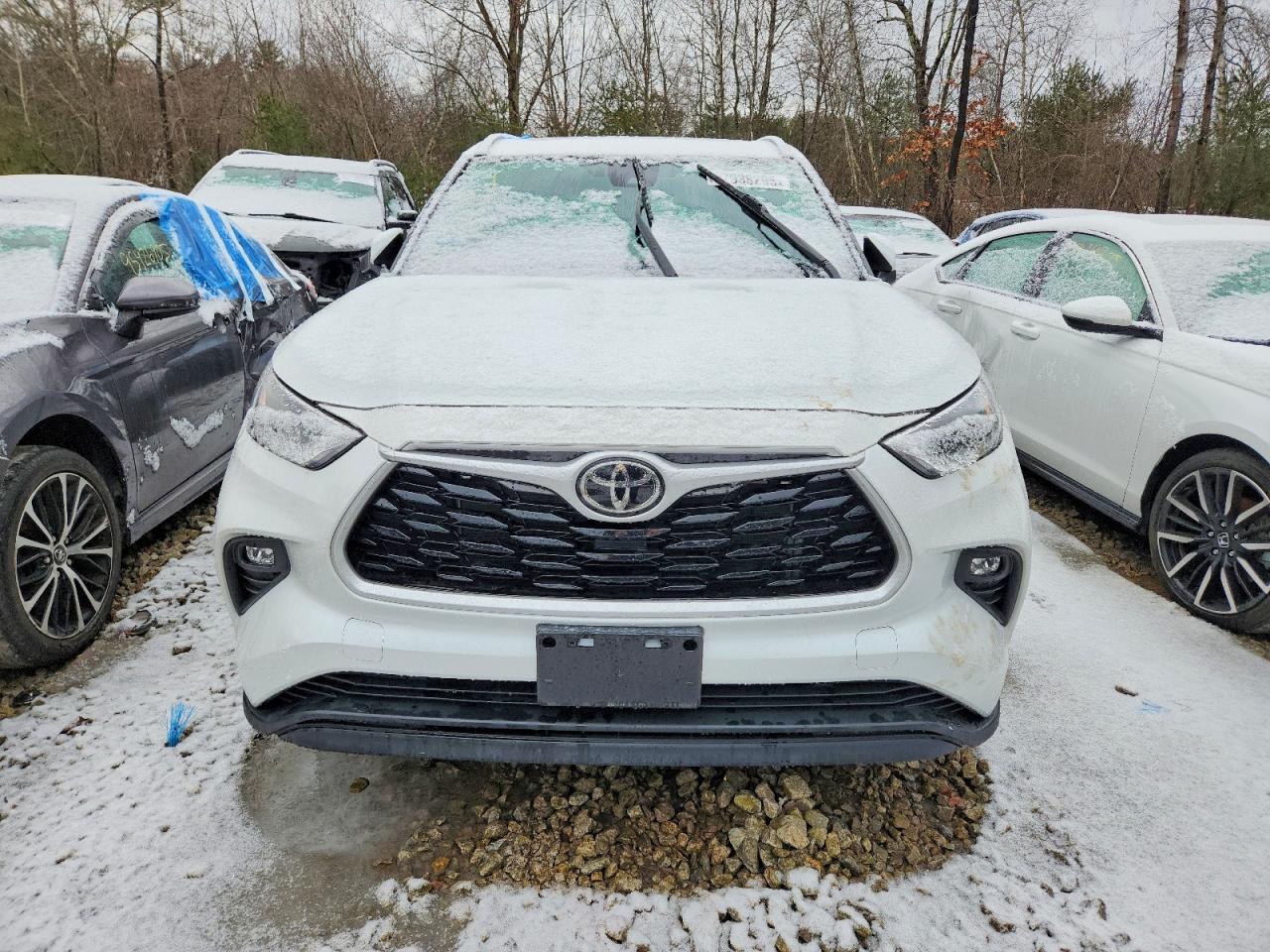 2022 TOYOTA HIGHLANDER XLE photo 9