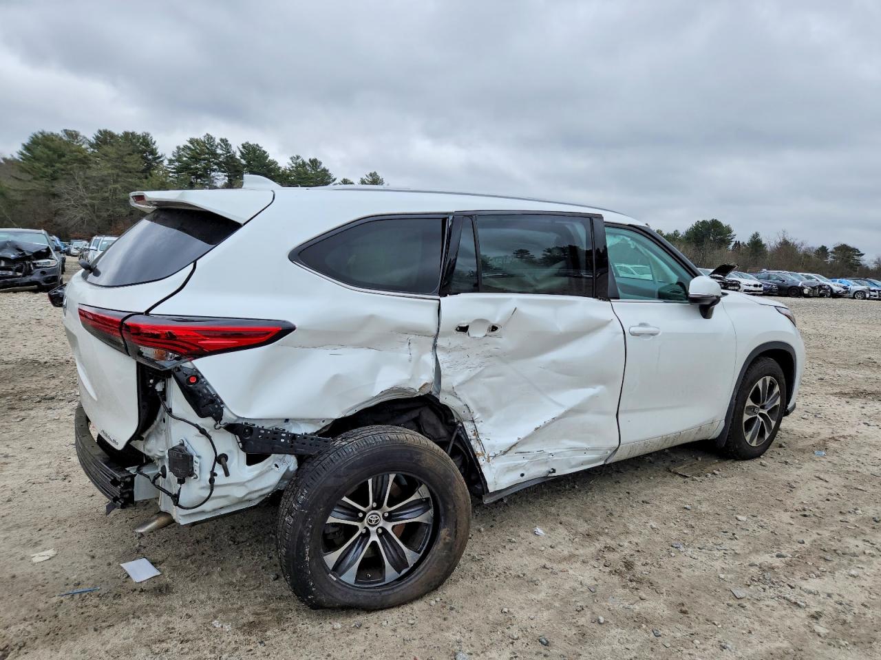 2022 TOYOTA HIGHLANDER XLE photo 5