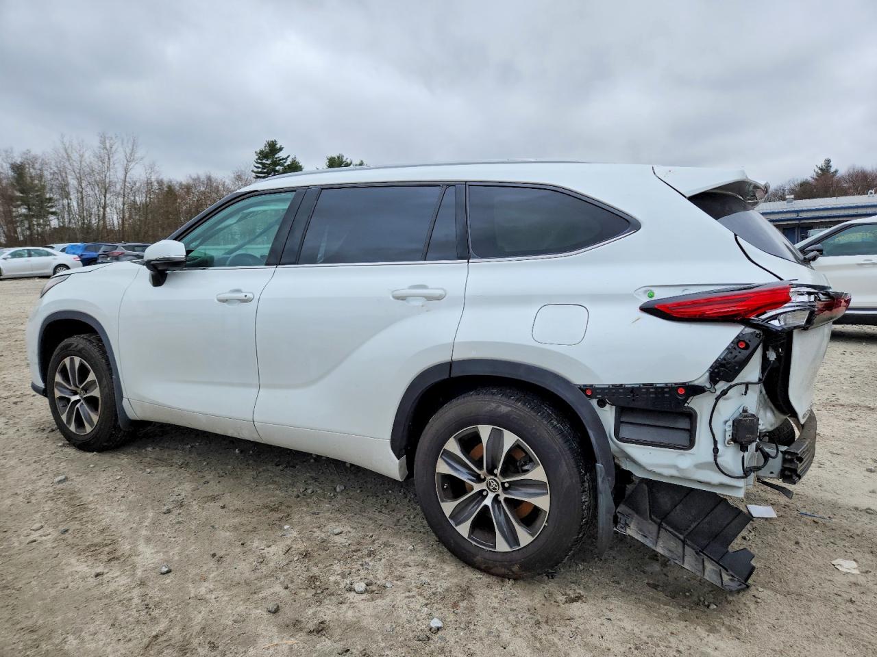 2022 TOYOTA HIGHLANDER XLE photo 3