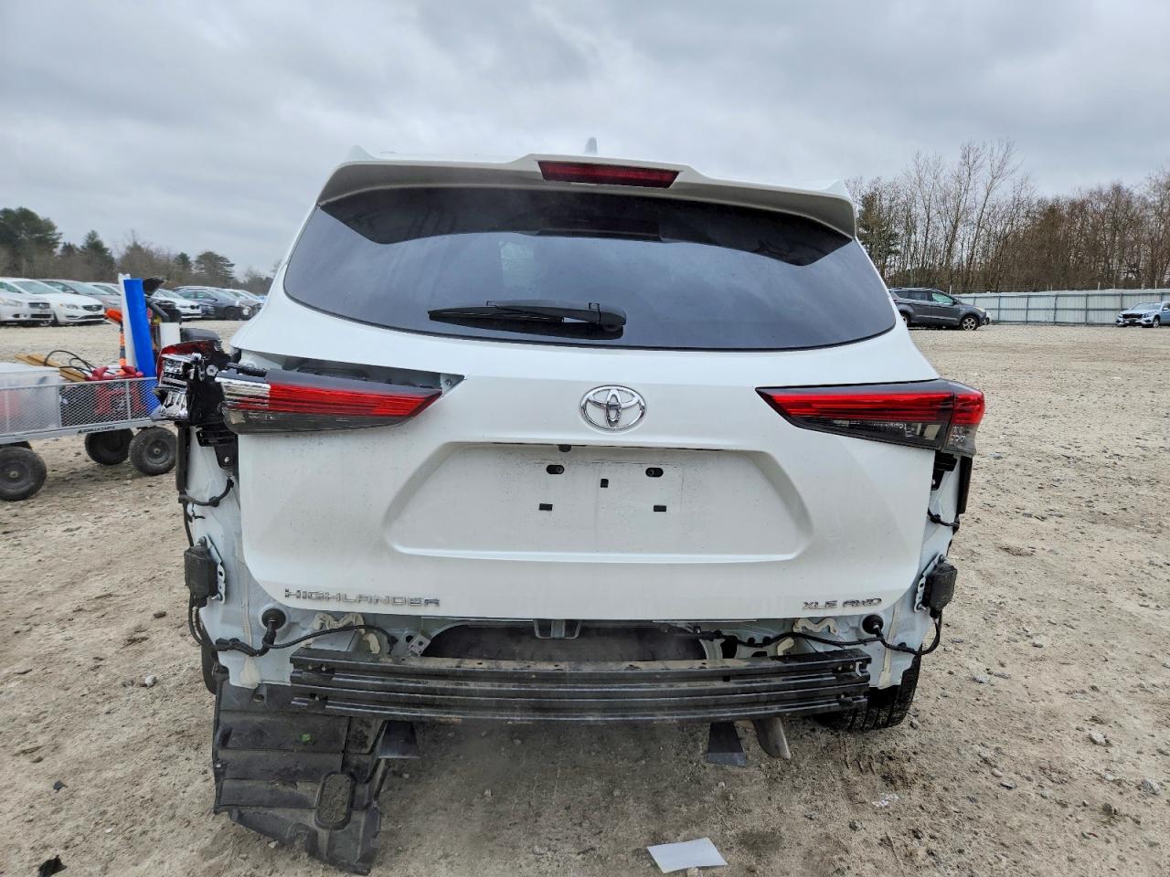2022 TOYOTA HIGHLANDER XLE photo 11
