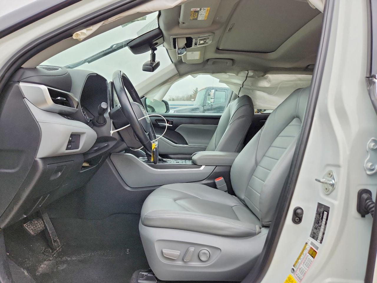 2022 TOYOTA HIGHLANDER XLE photo 13